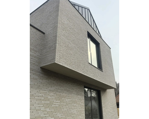 Modernes Haus mit Fassade aus Ziegelsteinen und Fenstern