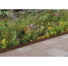 Garten mit Blumenbeet und Rasenkante aus Metall