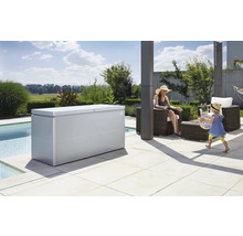 Szene mit einer Aufbewahrungsbox im Garten neben einem Pool