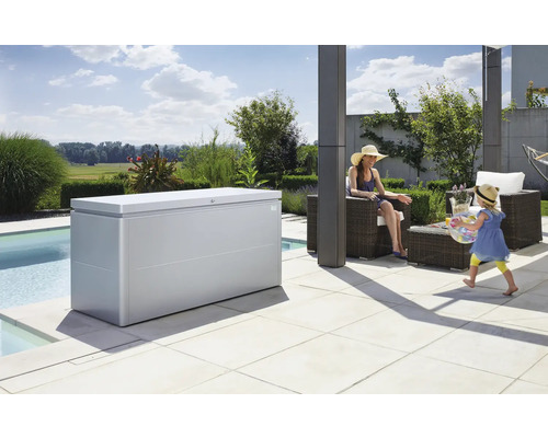 Auflagenbox Biohort LoungeBox 160 160 x 70 x 83,5 cm silber-metallic Szene mit einer Aufbewahrungsbox im Garten neben einem Pool
