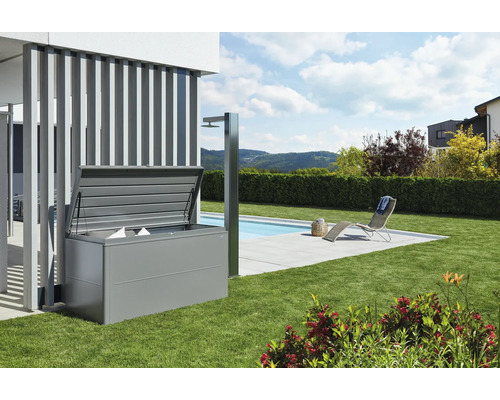 Auflagenbox Biohort LoungeBox 160, 160x70x83,5 cm, quarzgrau-metallic Szene mit einer geöffneten Aufbewahrungsbox im Garten am Pool