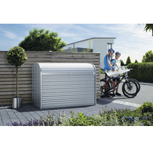 Metall Gerätehaus mit Rollladen und zwei Personen mit Fahrrädern