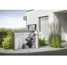 Garten Szene mit Gerätehaus mit Kinderwagen und Aufbewahrungsboxen vor einem Haus