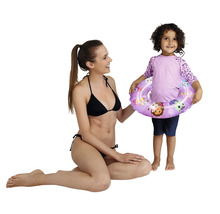 Mutter und Kind mit Schwimmreifen im Innenbereich