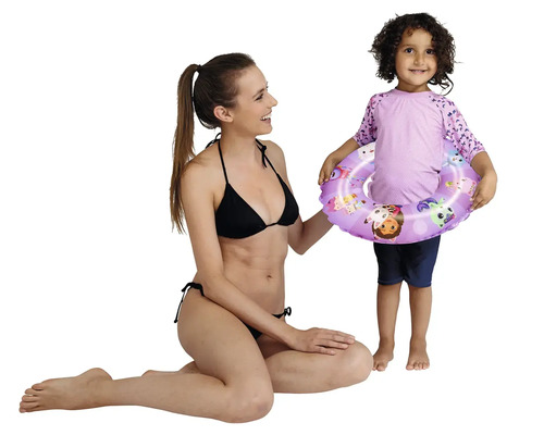 Mutter und Kind mit Schwimmreifen im Innenbereich