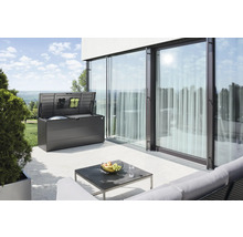 Geöffnete Aufbewahrungsbox auf einer Terrasse