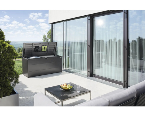 Aufbewahrungsbox Biohort 398,223 l 1400 x 600 x 710 mm Metall grau Geöffnete Aufbewahrungsbox auf einer Terrasse