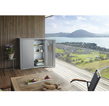 Metall Gartenschrank auf einer Terrasse mit Blick auf die Landschaft