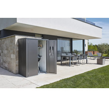 Geräteschrank mit Grill, Regalen und Werkzeugen auf einer Terrasse