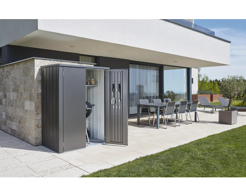 Terrassenschrank Biohort Romeo M High 132 x 57 x 181 cm dunkelgrau-metallic Geräteschrank mit Grill, Regalen und Werkzeugen auf einer Terrasse
