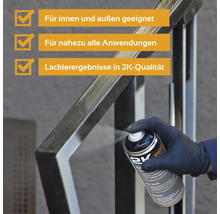 Farbspray wird auf ein Metallgeländer aufgetragen. Das Spray ist geeignet für innen und außen, fast alle Anwendungen und liefert Lackierergebnisse in 2K Qualität.