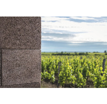 Nahaufnahme von Holzfaserplatten vor einem Feld.