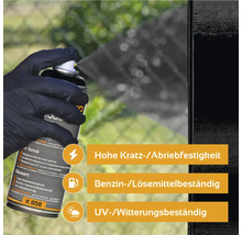 Eine Person sprüht Farbe aus einer Farbspraydose auf ein Objekt, um es zu lackieren. Das Bild zeigt die Eigenschaften des Produkts wie Kratzfestigkeit, Benzinbeständigkeit sowie UV- und Witterungsbeständigkeit.