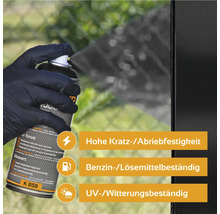 Eine Person sprüht mit einer schwarzen Farbspraydose.