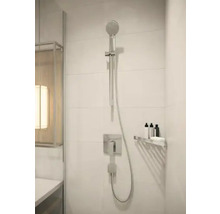 Moderne Dusche mit Handbrause, Armatur und Ablage im Badezimmer.