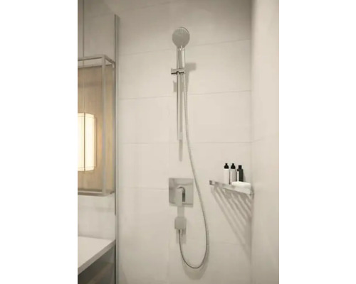 Moderne Dusche mit Handbrause, Armatur und Ablage im Badezimmer.