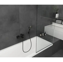 Modernes Badezimmer mit Badewanne, Duschabtrennung und Armatur