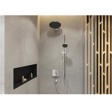 Modernes Badezimmer mit Dusche, Regendusche und Ablagefläche