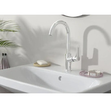 Waschbecken mit Einhebelmischer und Accessoires