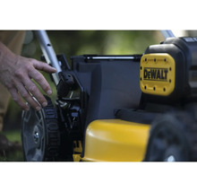 Detailansicht eines Rasenmähers mit dem DeWalt Logo