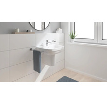 Modernes Badezimmer mit Waschbecken, Handtuchhalter und Fenster für ein helles Ambiente