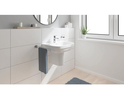 Modernes Badezimmer mit Waschbecken, Handtuchhalter und Fenster für ein helles Ambiente