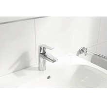 Waschtischarmatur aus Metall auf einem weißen Waschbecken