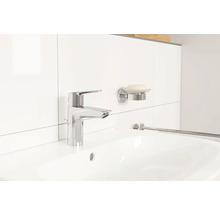 Waschbecken mit Armatur, Seifenschale und Handtuchhalter in einem hellen Badezimmer