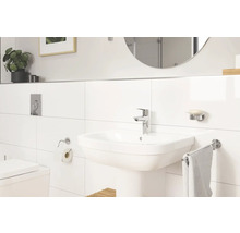 Modernes Badezimmer mit Waschbecken, Armatur, Spiegel und Accessoires.