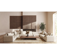 Wohnzimmer mit modularem Sofa, Couchtisch und Wandpaneelen aus Holzlatten