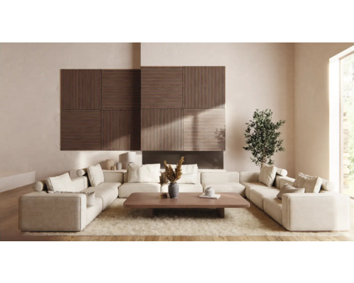 Wohnzimmer mit modularem Sofa, Couchtisch und Wandpaneelen aus Holzlatten