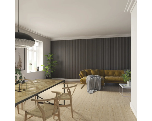 Wohnzimmer mit Esstisch, Stühlen, Sofa und Wandpaneelen für Innenausbau