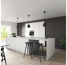 Moderne Küche mit Kücheninsel, Barhockern und Pendelleuchten