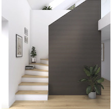 Innenaufnahme eines Treppenhauses mit Holzstufen, Wandpaneelen und Zimmerpflanzen für eine freundliche Atmosphäre