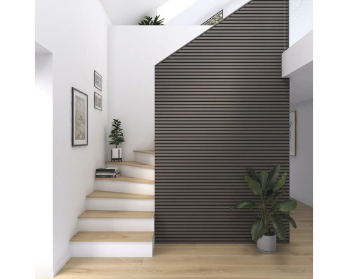 Innenaufnahme eines Treppenhauses mit Holzstufen, Wandpaneelen und Zimmerpflanzen für eine freundliche Atmosphäre