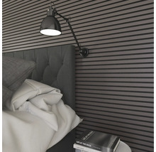 Schlafzimmer mit Wandpaneelen, Bett, Nachttisch und Lampe