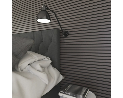 Schlafzimmer mit Wandpaneelen, Bett, Nachttisch und Lampe