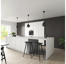 Helle Küche mit Kücheninsel, Barhockern und Pendelleuchten