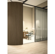 Innenraum mit Holzpaneelwand, Tisch und Stühlen