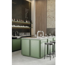 Interieuransicht einer Bar mit Theke, Regalen und Barhockern