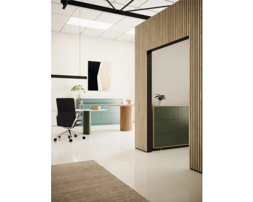 Helles Büro mit Schreibtisch, Bürostuhl, Kommode und Wandpaneelen