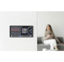 Intelligenter Raumthermostat mit Touchscreen zur Temperaturregelung im Haus.