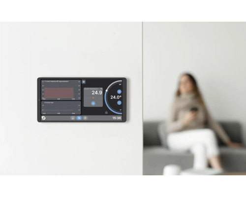 Intelligenter Raumthermostat mit Touchscreen zur Temperaturregelung im Haus.