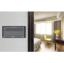 Smart Home Steuerungspanel an der Wand in einem Schlafzimmer.