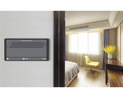 Smart Home Steuerungspanel an der Wand in einem Schlafzimmer.