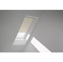 Dachfenster mit Rollo in einem hellen Raum