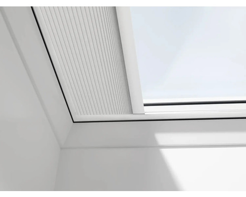 Detailansicht eines Dachfensters mit Plissee