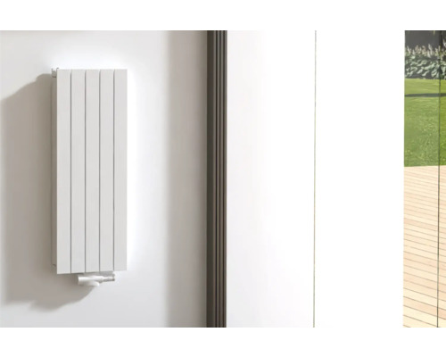 Wandheizkörper im modernen Design an einer Wand montiert