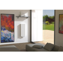 Heller Wohnraum mit Heizkörper, Sofa und Kunstwerken