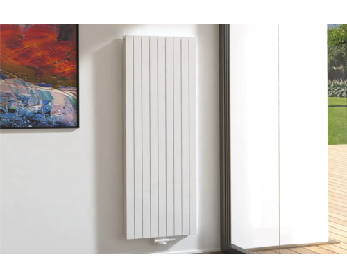 Vertikaler Heizkörper an einer Wand montiert